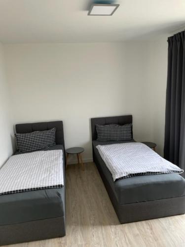 - une chambre avec deux lits et un couvre-lit dans l'établissement A1 Unterkunft, à Hollenstedt