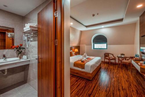 NIGHT SEA HOTEL في فو كووك: غرفة نوم بسرير وحمام مع حوض