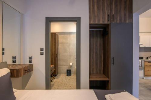 Luxury super central apartment 1 في لاريسا: غرفة نوم بسرير وغرفة بحمام