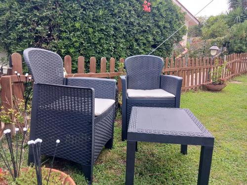 a couple of chairs and a table in a yard at Villetta dal Ganzetto in Rio Marina