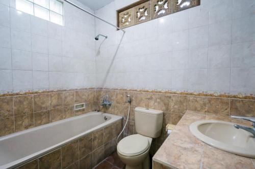 Ένα μπάνιο στο Urbanview Hotel Ananda Beach Sanur