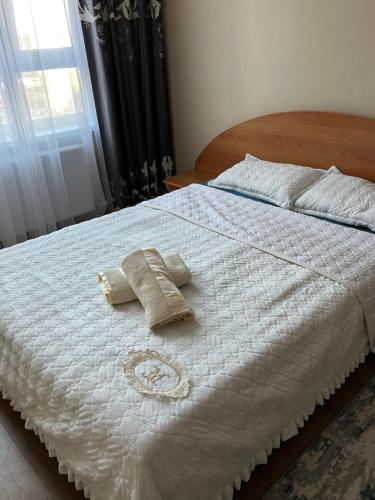 - un lit blanc avec 2 oreillers dans l'établissement Астана, Левый берег, район Хан Шатыр, à Taldykolʼ