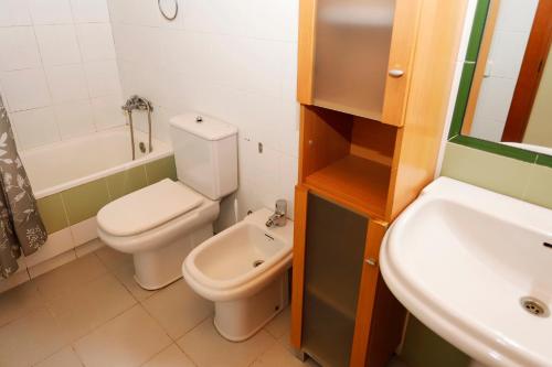 La salle de bains est pourvue de toilettes et d'un lavabo. dans l'établissement AT007 Apartamento a 150 m de la playa, à Torredembarra