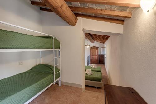 Il Castello di Mangona emeletes ágyai egy szobában
