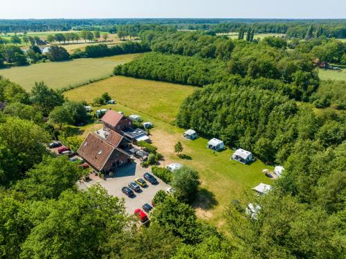 - une vue aérienne sur un parc avec des voitures et des tentes dans l'établissement Veenemaat, à Winterswijk