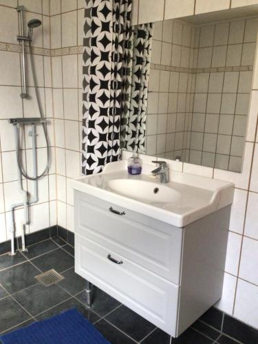 Koupelna v ubytování Venlig og praktisk