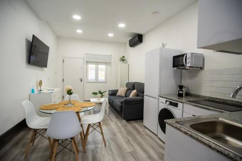 A kitchen or kitchenette at Apartamentos Linersol