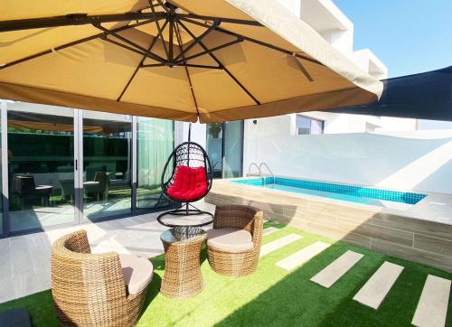 Bazén v ubytování Nasma Luxury Stays - Vacation Villa with Private Pool nebo v jeho okolí