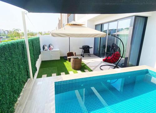 Bazén v ubytování Nasma Luxury Stays - Vacation Villa with Private Pool Steps To The Sea nebo v jeho okolí