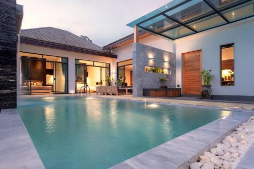 Bazén v ubytování Stunning Pool Villa - Kamala Beach - 3 bedrooms nebo v jeho okolí