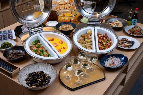 - une table avec de nombreux plats différents dans l'établissement Hotel KAN-RAKU Akita Kawabata, à Akita