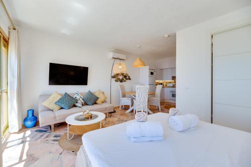 Postel nebo postele na pokoji v ubytování Sea Front Beach Studio Apartment