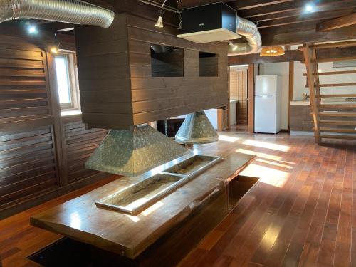 a kitchen with a sink in the middle of a room at ＰＥＮＳＩＯＮ　ＳＨＩＭＡＫＡＺＥ in Motobu