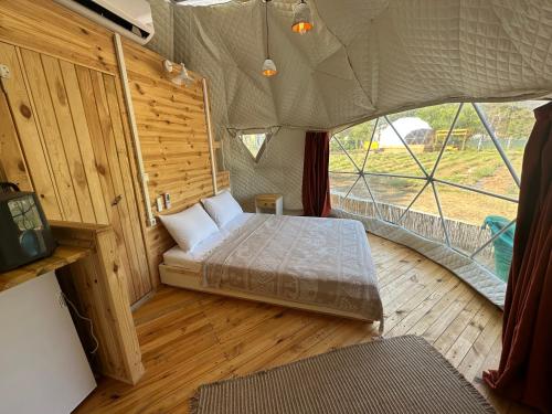 um quarto com uma cama numa tenda em Pavlonyaguestfarm em Marmaris