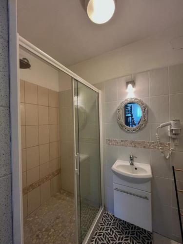 une salle de bain avec douche et lavabo dans l'établissement Appartement en Rez de Villa Beausite, à Mandelieu-la-Napoule