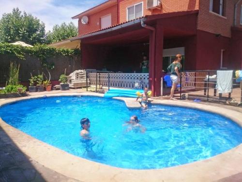 een groep mensen die in een zwembad spelen bij ¡¡ Una casa pensada para evadirse y disfrutar !! in Batres