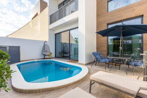 Bazén v ubytování Nasma Luxury Stays - Luxury Seaside Villa with Private Pool By The Sea nebo v jeho okolí