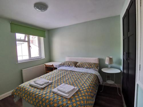 1 dormitorio con 1 cama con 2 toallas en London Zone 1 House With Secure Garden, en Londres