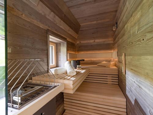 a sauna with a bed in a wooden room at Villa Himmlgassl Private Spa in Zellbergeben