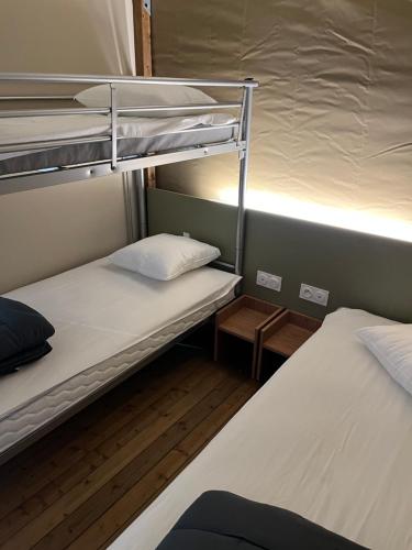 UCPA Eco Lodge emeletes ágyai egy szobában