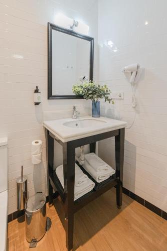 a bathroom with a sink and a mirror at nüa cicerone in Seville