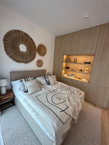 1 dormitorio con 1 cama con edredón blanco y negro en Shelter Luxury Apartament en Rogowo