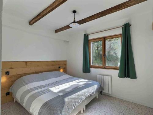 een slaapkamer met een bed met groene gordijnen en een raam bij Le Nid des Amis -Villa, jardin, vue à la montagne in Saint-Auban