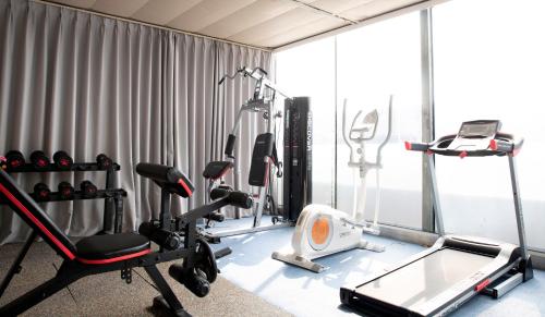 a gym with treadmills and machines in a room at Meihao Mingyue Hotel International Finance City Keyun Road Metro Branch in Guangzhou