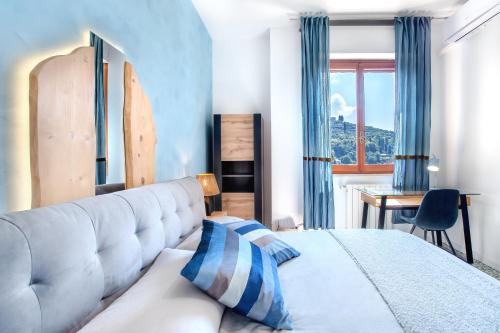 - une chambre avec un grand lit et une fenêtre dans l'établissement Dipinto di Blu by PortofinoVacanze, à Rapallo
