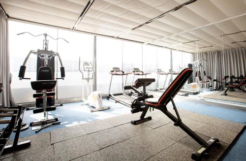 a gym with several treadmills and cardio machines at Meihao Mingyue Hotel International Finance City Keyun Road Metro Branch in Guangzhou