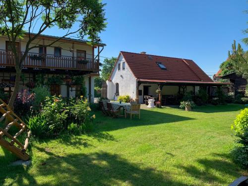 ein Hof mit einem Haus und ein Haus mit einem Dach in der Unterkunft Rybářská bašta Vikletice - Nechranice in Kwon