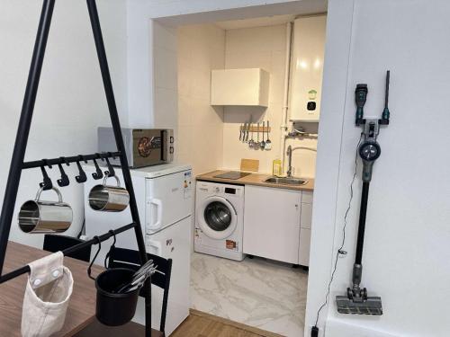 Cette chambre comprend une cuisine équipée d'un lave-linge. dans l'établissement Mystery Base, à Paris