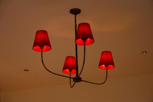 aendant light hanging from the ceiling with red lights at Hôtel De Da Phu in Da Lat