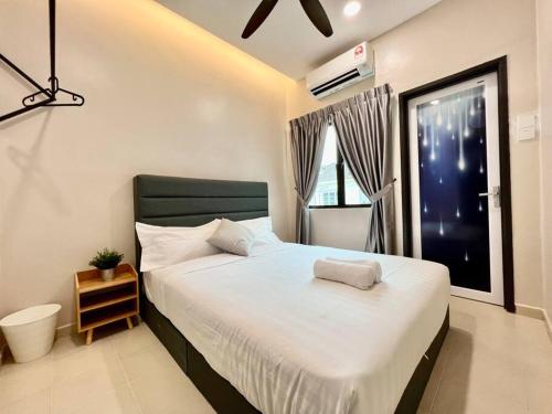 Klebang Melaka Private Pool 12pax-4BR-Sing K-Coway في ميلاكا: غرفة نوم مع سرير أبيض كبير مع نافذة