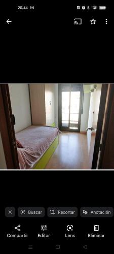 una imagen de una habitación con cama y ventana en Habitación individual con cama supletoria. en Badalona