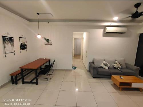 HOT@Sunway Citrine!Spacious BR+360 RT seaview في Kampong Pendas: غرفة معيشة مع أريكة وطاولة