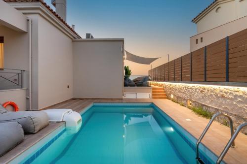Agios DimitriosにあるVilla Ismini 3 bedrooms,pool, barbequeの裏庭のスイミングプール