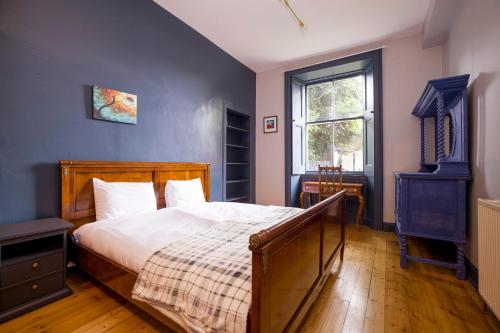 a bedroom with a bed and a window at JOIVY Splendid 2bed apt near Haymarket in Edinburgh