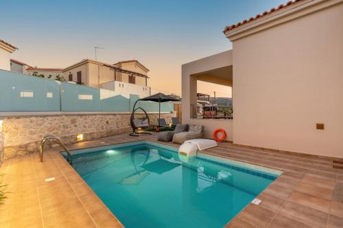 una piscina en el patio trasero de una casa en Villa Ismini 3 bedrooms,pool, barbeque en Agios Dimitrios