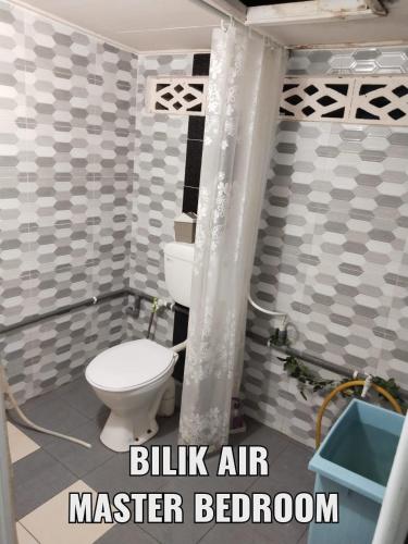 TumpatにあるHomestay Murah Orkidのバスルーム(トイレ、洗面台付)