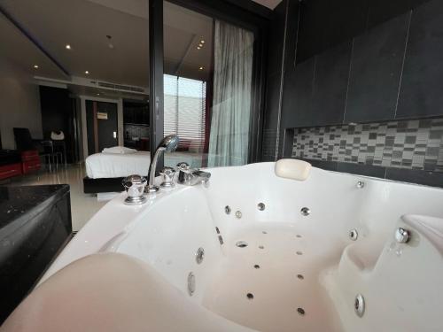 Koupelna v ubytování MS Absolute Bangla Suites Rental Apartment