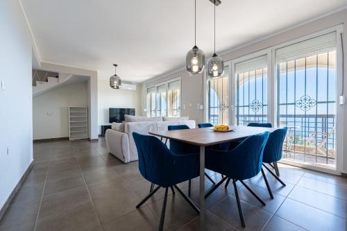 布德瓦的住宿－Villas Monte Hill，用餐室以及带桌椅的起居室。