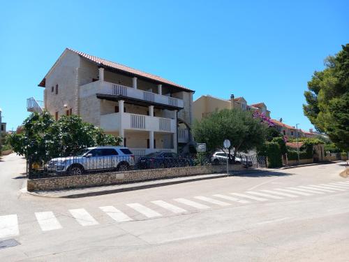 Apartments with parking space Supetar, Brac - 21110