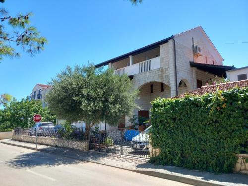 Apartments with parking space Supetar, Brac - 21110