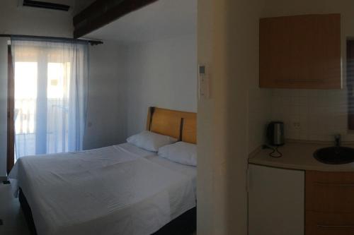 Apartments with parking space Supetar, Brac - 21110