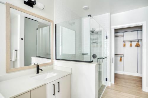 Ένα μπάνιο στο Mountain View 2br w wd pool gym nr tech HQs SFO-1201