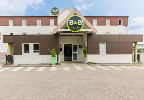 a building with a bbb clinic sign on the front at B&B HOTEL Metz Jouy Aux Arches in Jouy-aux-Arches