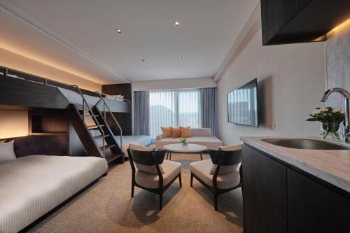 高山市にあるFAV LUX Hida Takayamaのベッドルーム(二段ベッド1組付)、リビングルームが備わります。