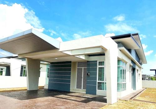 ein modernes Haus mit blau und weiß in der Unterkunft JOVIAL SingleStorey Bungalow 4Room10Pax `Alma in Bukit Mertajam