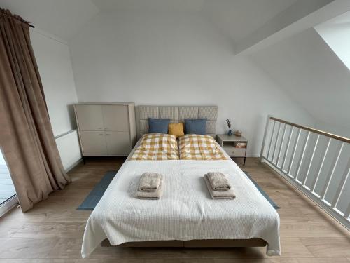 Un dormitorio con una cama con dos toallas encima. en Porto Mare Apartament Mechelinki, en Mechelinki